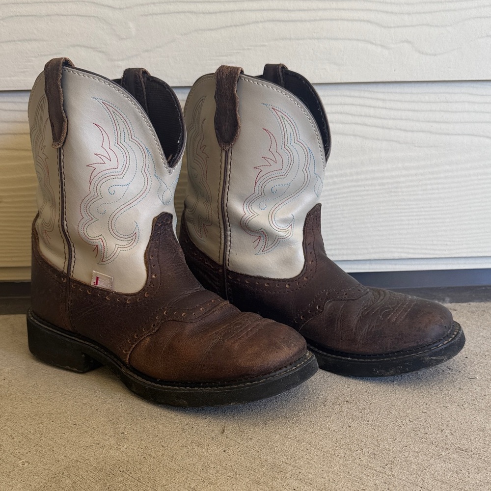 Classic Women's Justin Gypsy Brown and White Western Cowboy Boots